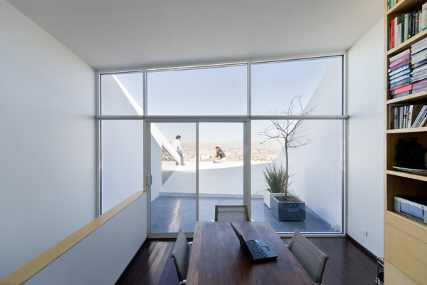 Το studio 'βλέπει' ένα από τα πάτιο Το studio 'βλέπει' ένα από τα πάτιο